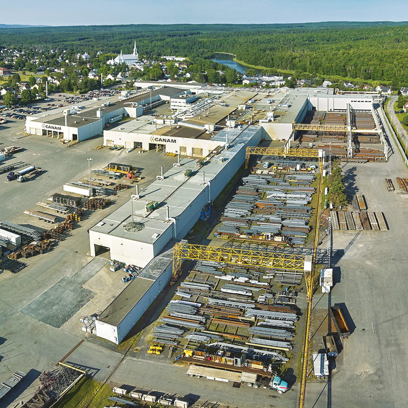 Une vue aérienne d'un grand bâtiment industriel.